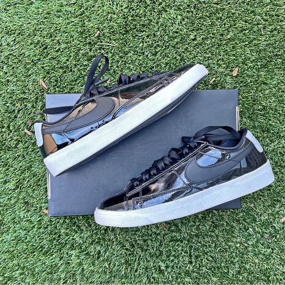 Women’s Nike Blazer Low SE Premium Black White Sneakers AA1557-001 - Picture 2 of 7